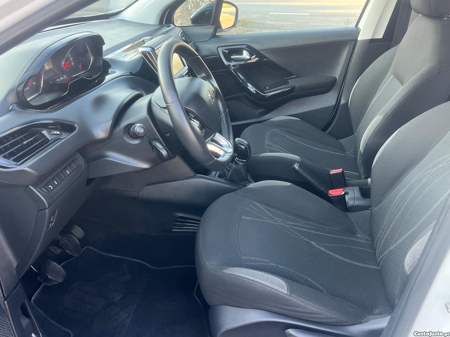 Peugeot 208 1.4 HDI Allure — fotografia 3