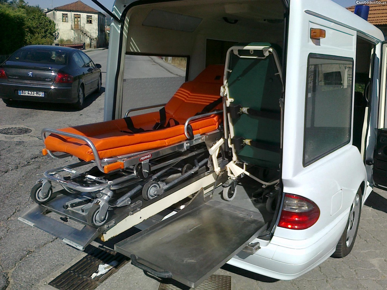 Mercedes-Benz E 220 CDi Ambulancia - 01 foto 2