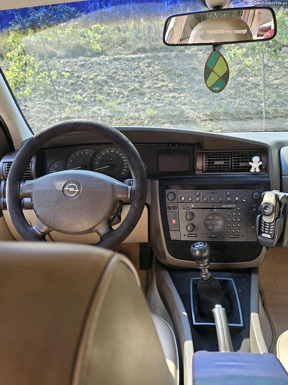 Opel Omega Caravan 3.0 V6 — fotografia 4