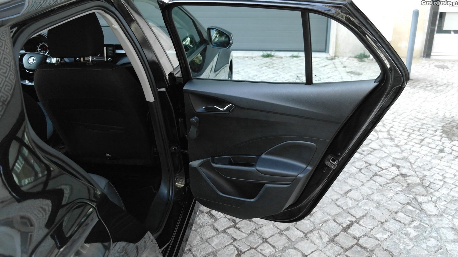 Skoda Fabia 1.0 MPI — fotografia 12