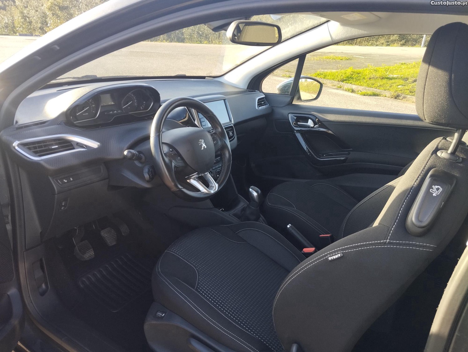 Peugeot 208 Pure Tech — fotografia 5