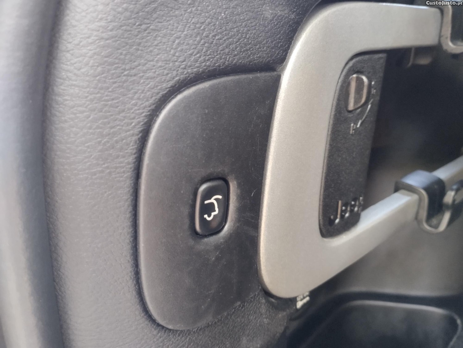 Jeep Cherokee 2.0 MJD LONGITUDE - NACIONAL - C/ GARANTIA - "C/ Gancho de Reboque" — fotografia 16