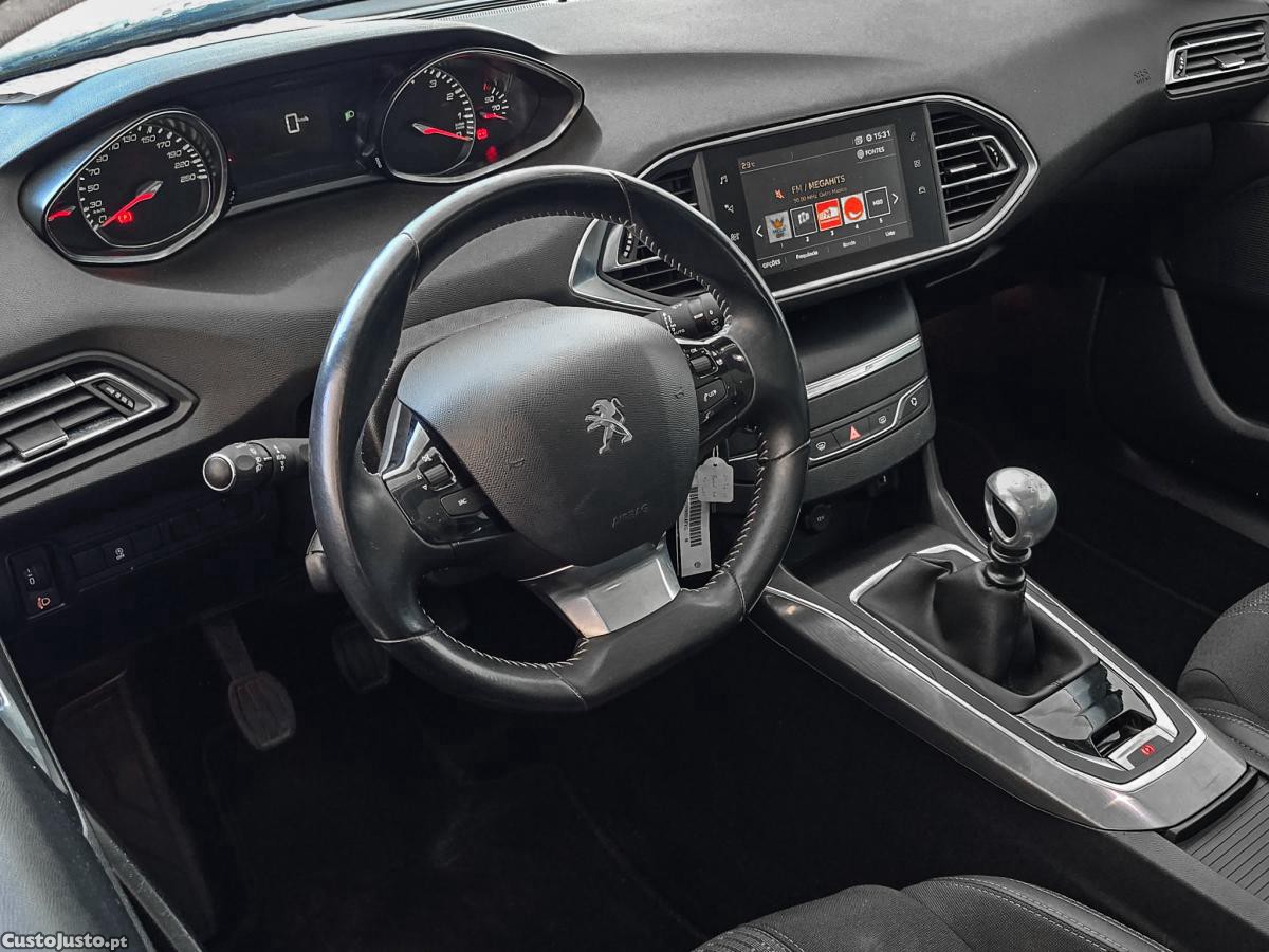 Peugeot 308 1.2 PureTech Allure — fotografia 17