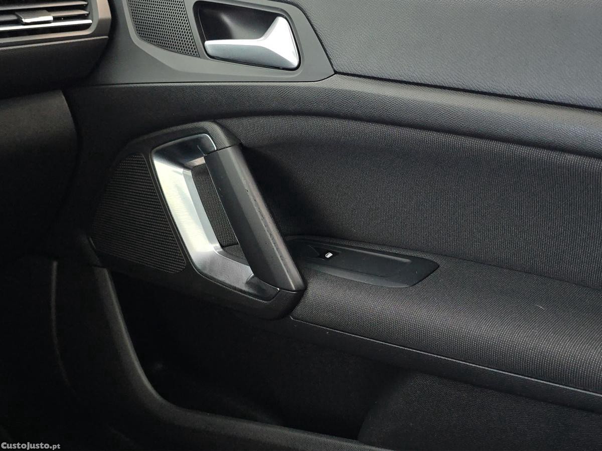 Peugeot 308 1.2 PureTech Allure — fotografia 3