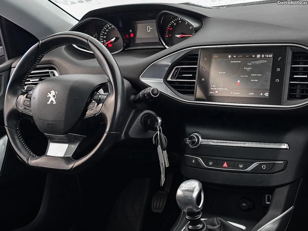 Peugeot 308 1.2 PureTech Allure — fotografia 10
