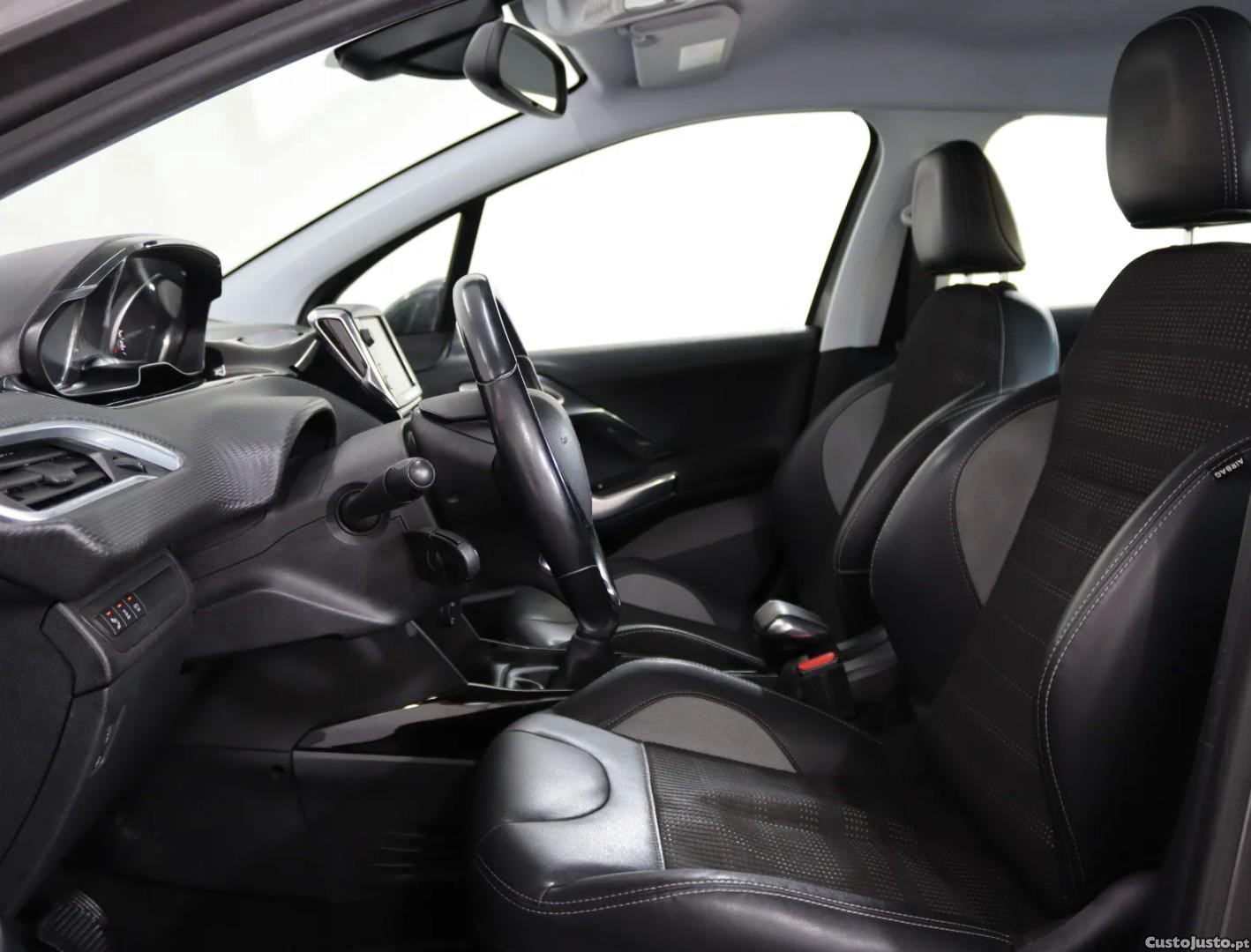 Peugeot 2008 1.2 PureTech Allure — fotografia 5
