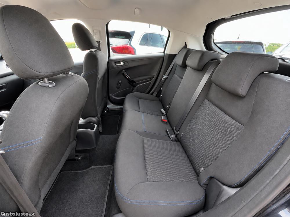 Peugeot 208 1.2 PureTech Signatu — fotografia 7