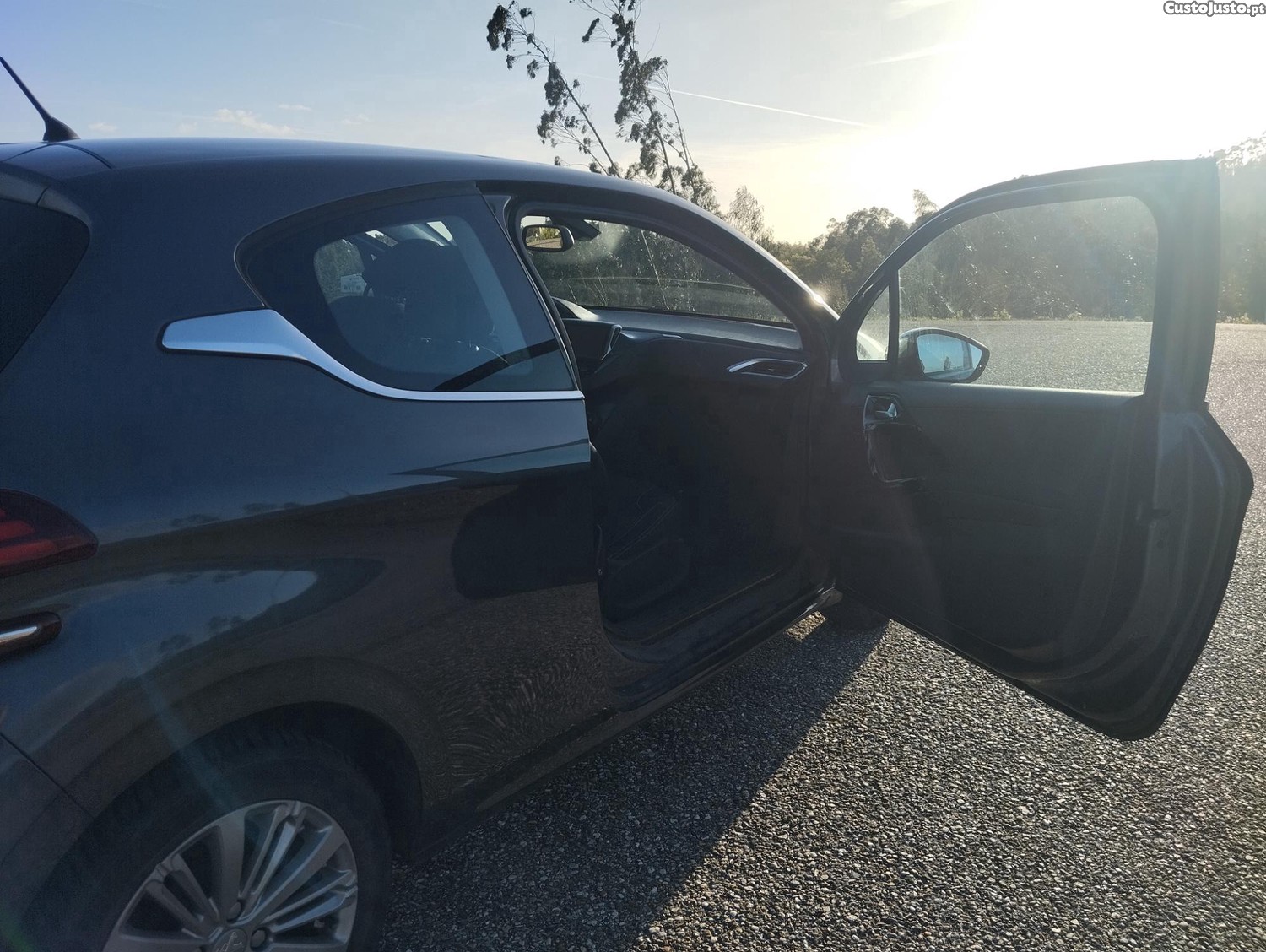 Peugeot 208 Pure Tech — fotografia 3
