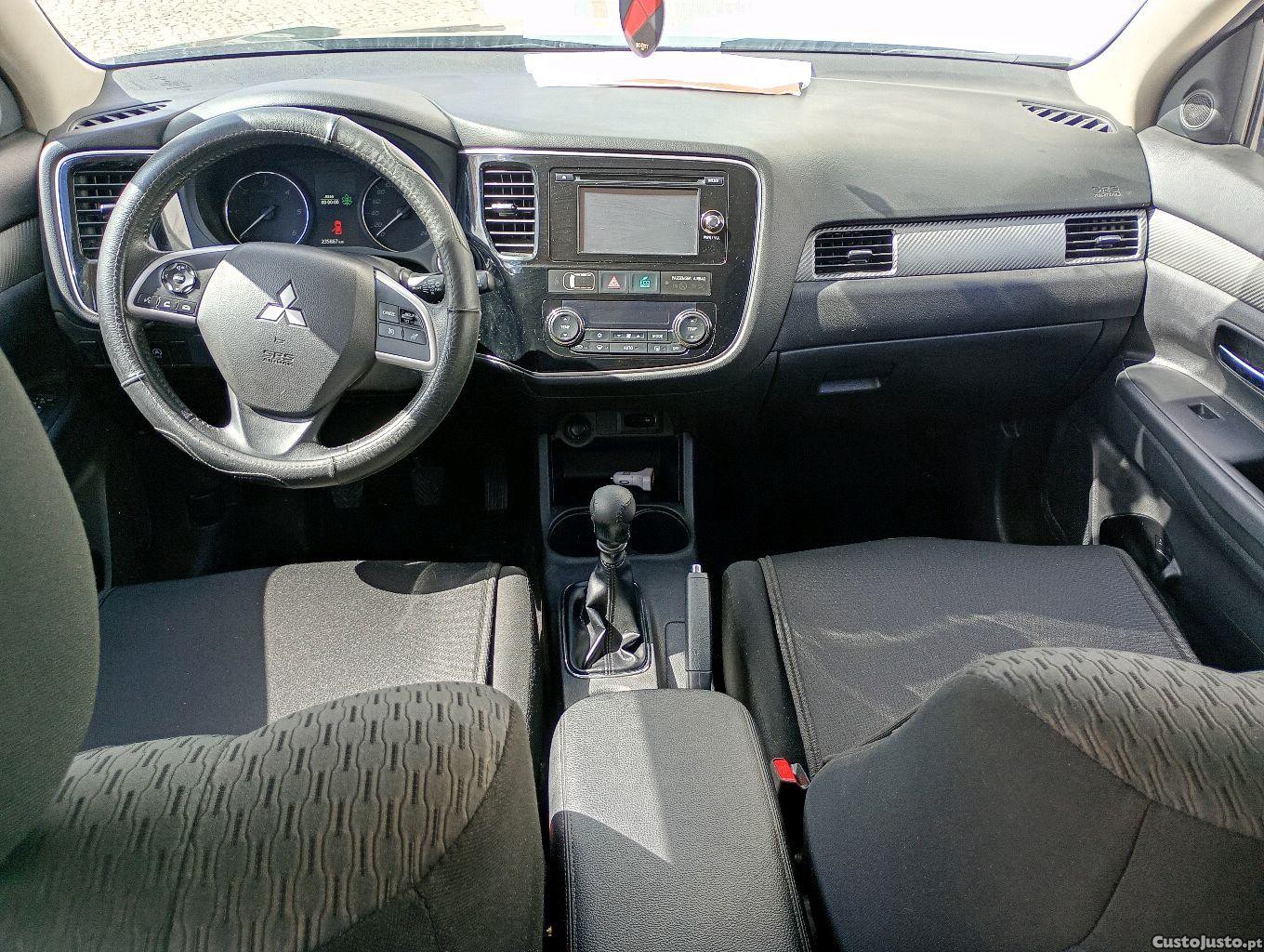 Mitsubishi Outlander Diesel Intense 7lugares — fotografia 3