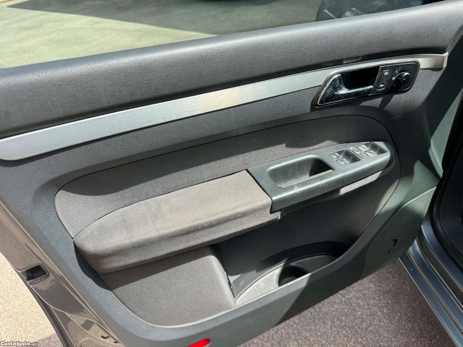 Volkswagen Touran 1.9 TDI DSG 7L — fotografia 6