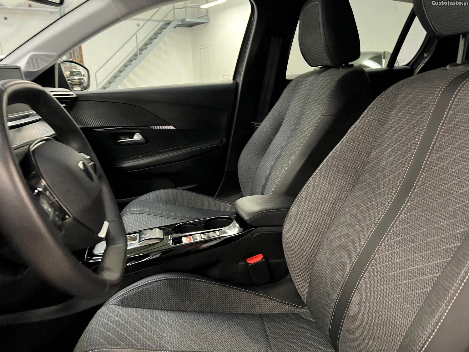 Peugeot 208 1.2 Hybrid Allure e-DCS6 — fotografia 6
