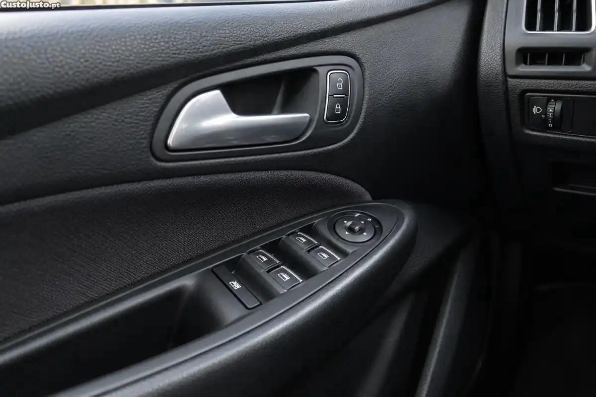 Ford Focus 1.0 EcoBoost ST-Line Aut. — fotografia 2