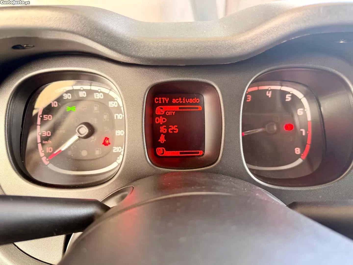 Fiat Panda 1.0 hybrid city cross — fotografia 4