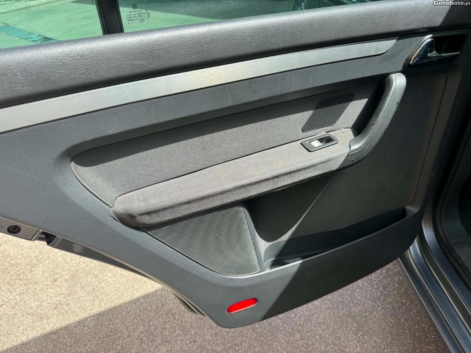 Volkswagen Touran 1.9 TDI DSG 7L — fotografia 2