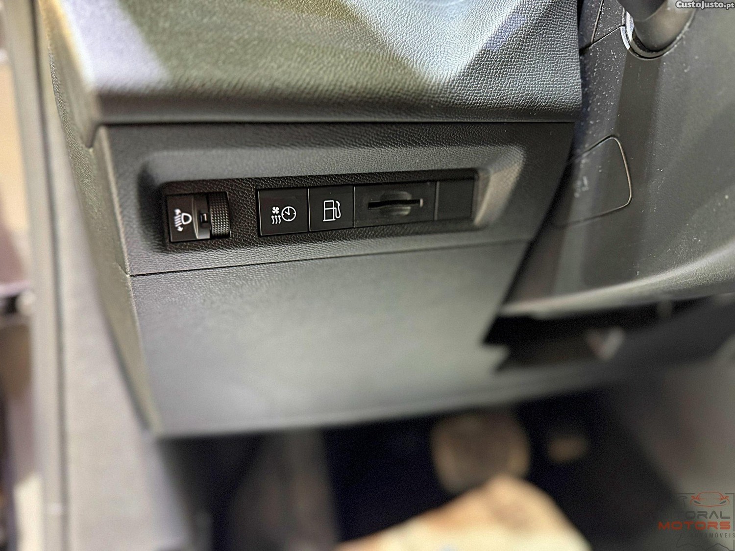 Peugeot 308 SW 1.6 Hybrid Allure e-EAT8 — fotografia 8