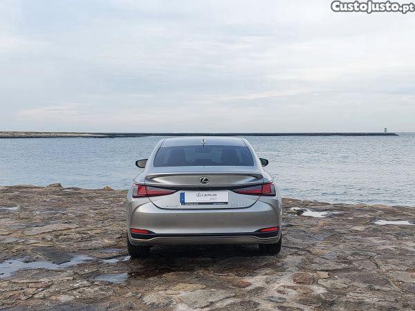 Lexus ES 300h Sport — fotografia 15
