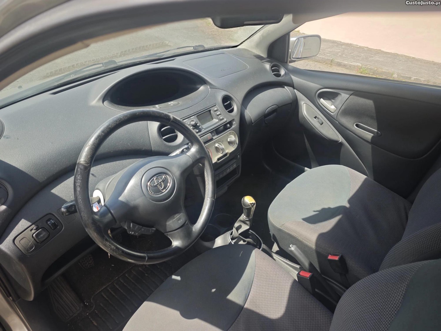 Toyota Yaris 1000 — fotografia 4