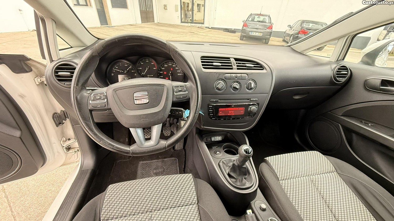 SEAT Leon 1.6 TDI de 2010 — fotografia 9