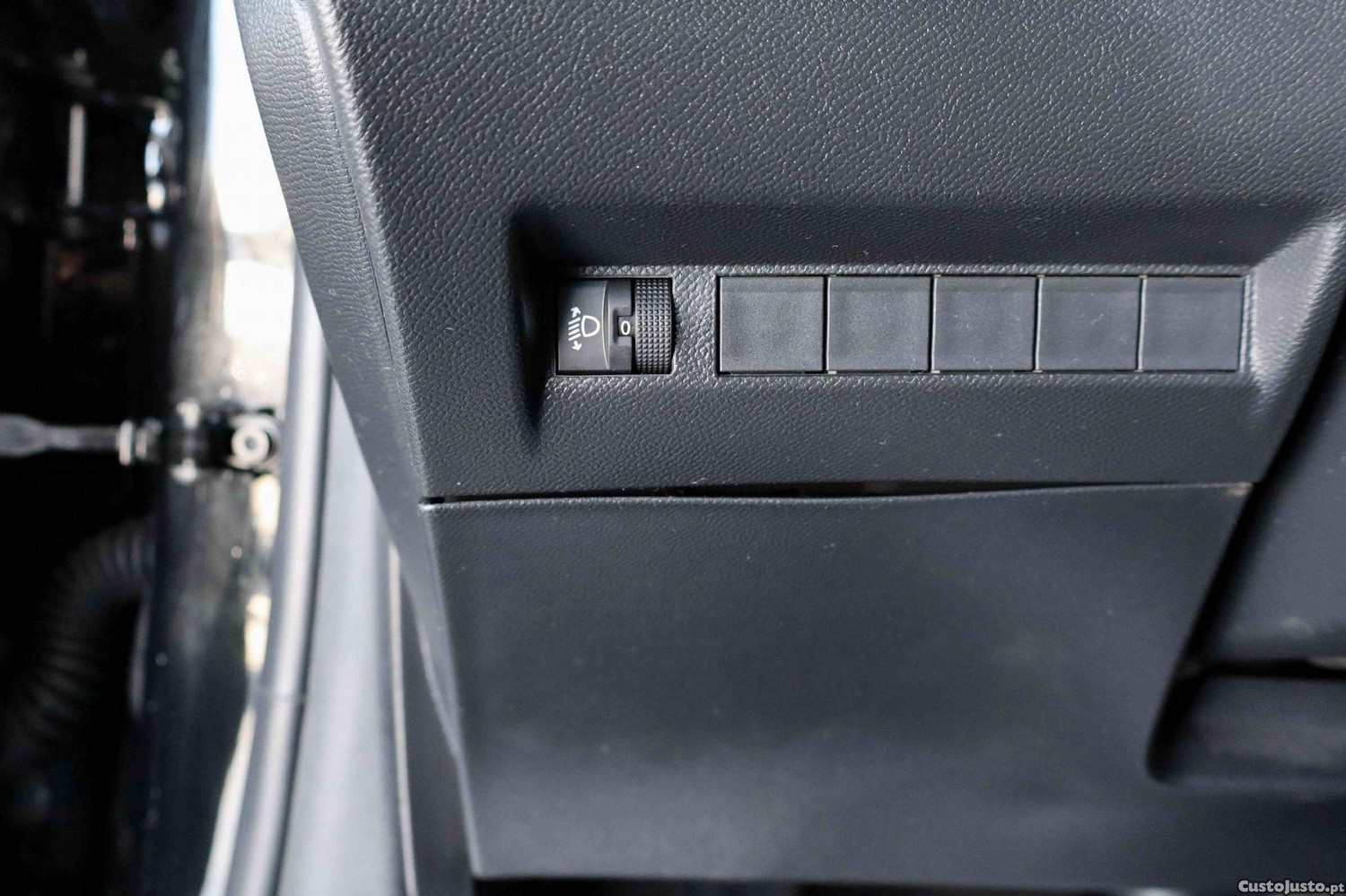 Peugeot 208 1.2 Hybrid Allure e-DCS6 — fotografia 19