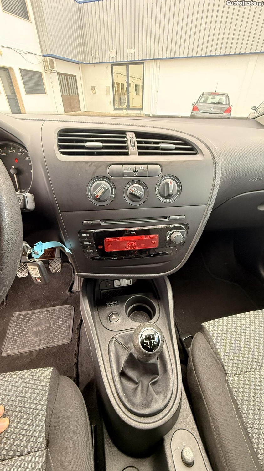 SEAT Leon 1.6 TDI de 2010 — fotografia 6