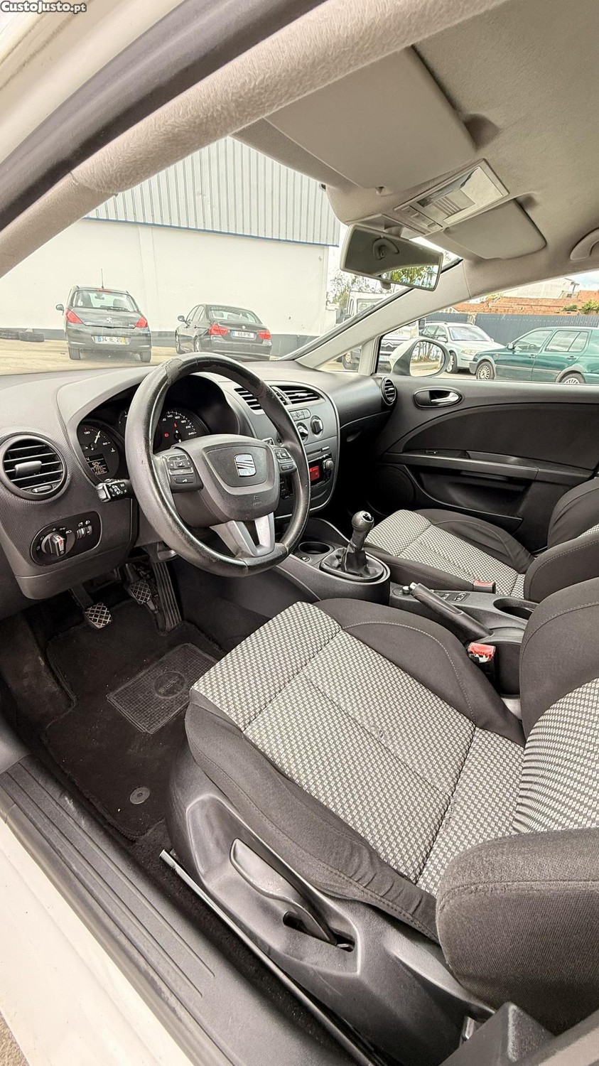 SEAT Leon 1.6 TDI de 2010 — fotografia 8