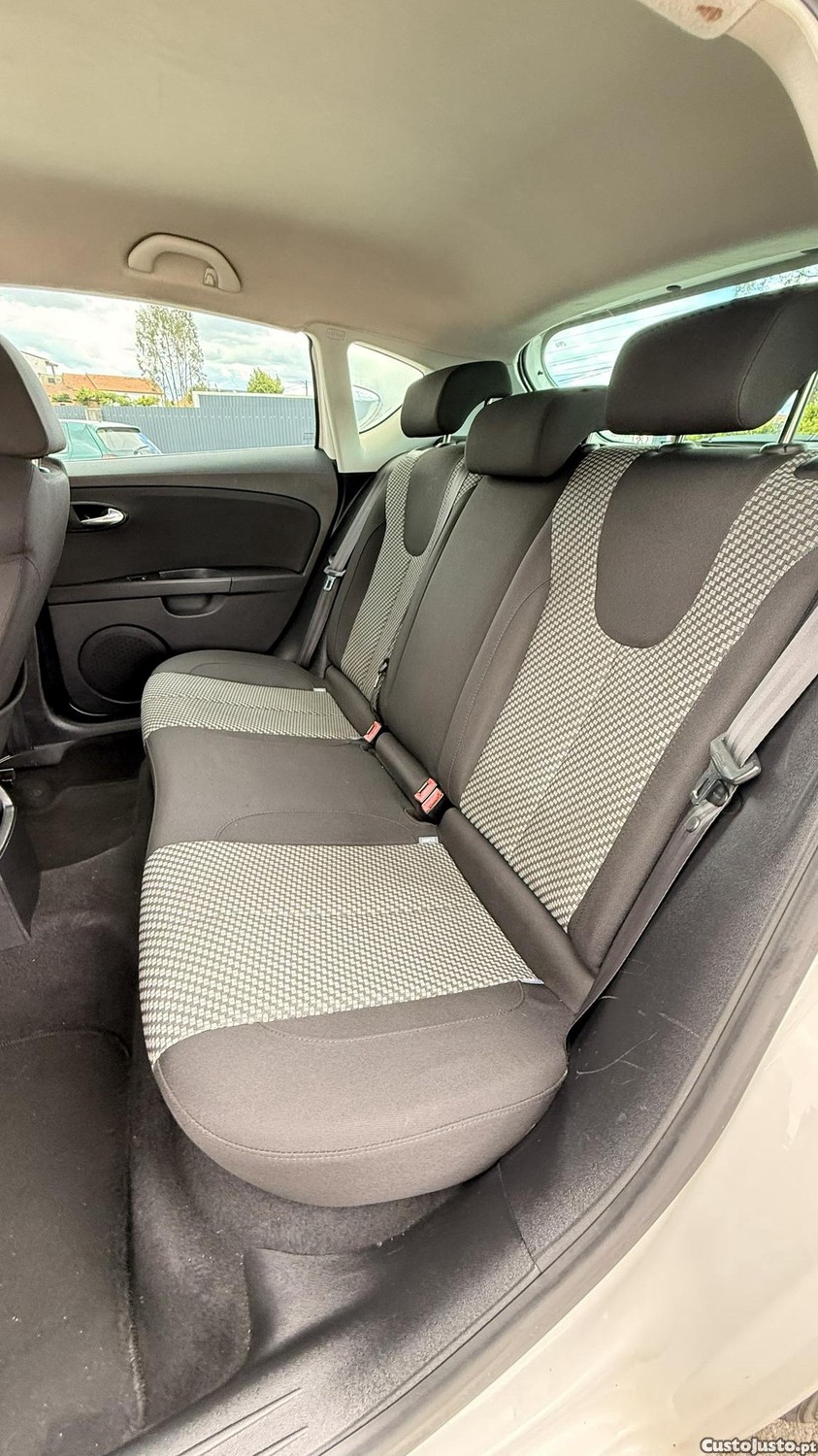 SEAT Leon 1.6 TDI de 2010 — fotografia 2