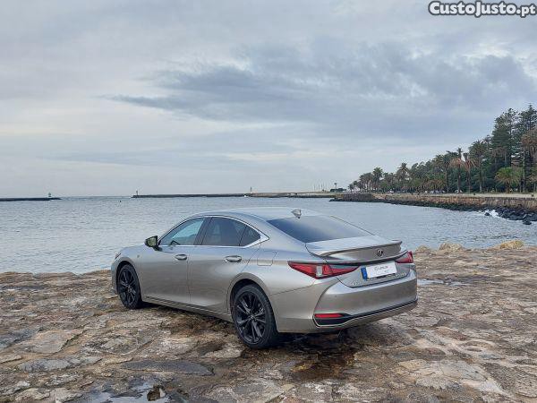 Lexus ES 300h Sport — fotografia 16