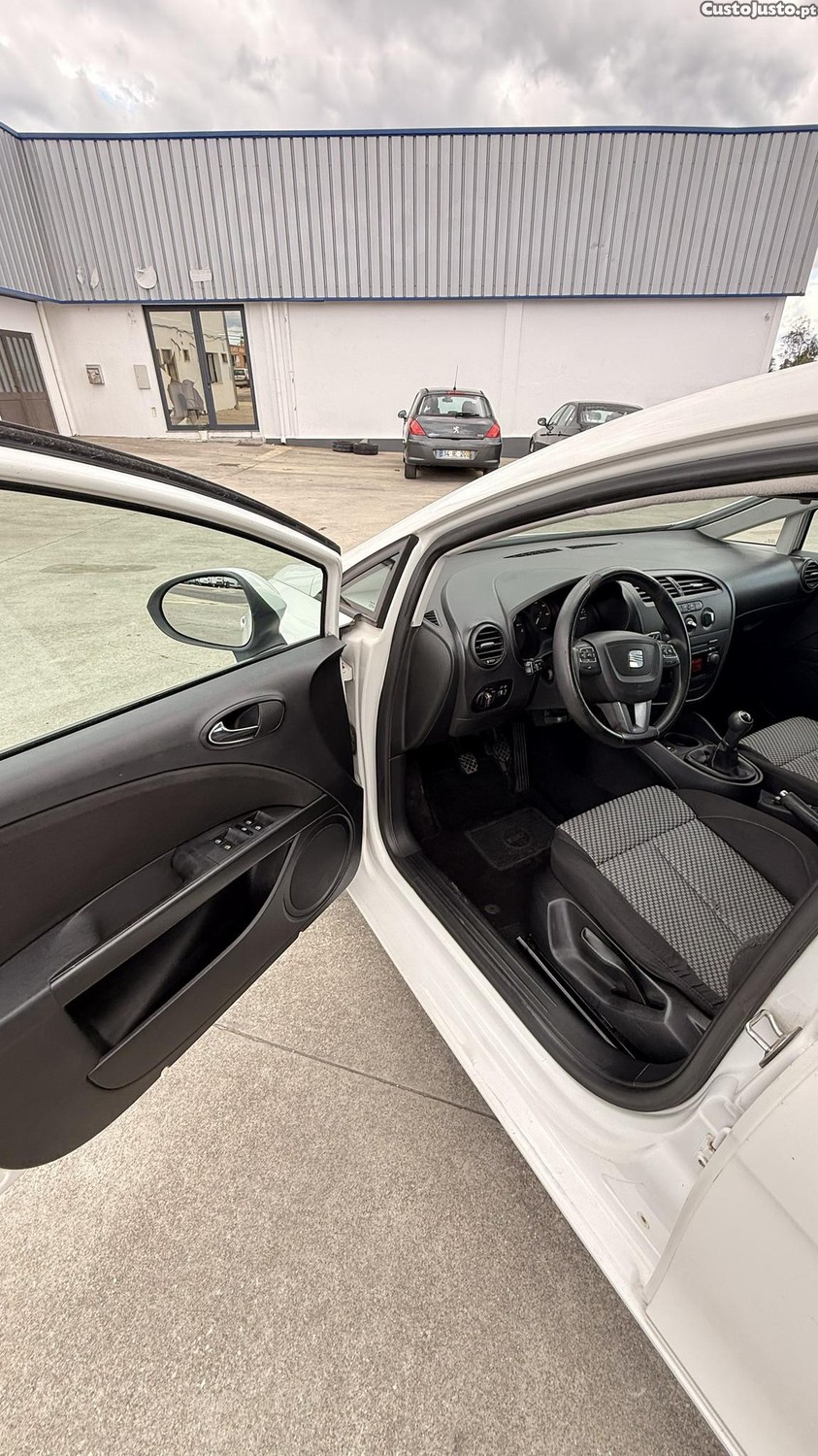 SEAT Leon 1.6 TDI de 2010 — fotografia 11