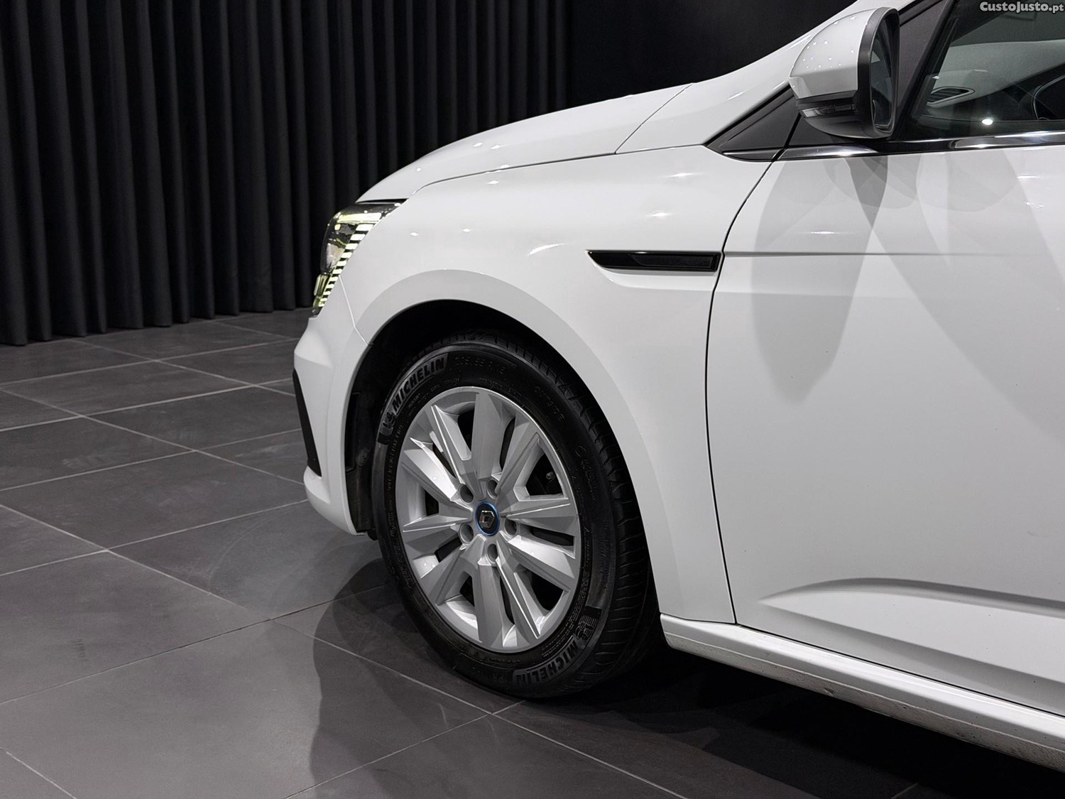 Renault Mégane E-Tech Plug-in Hybrid 160 EQUILIBRE — fotografia 16
