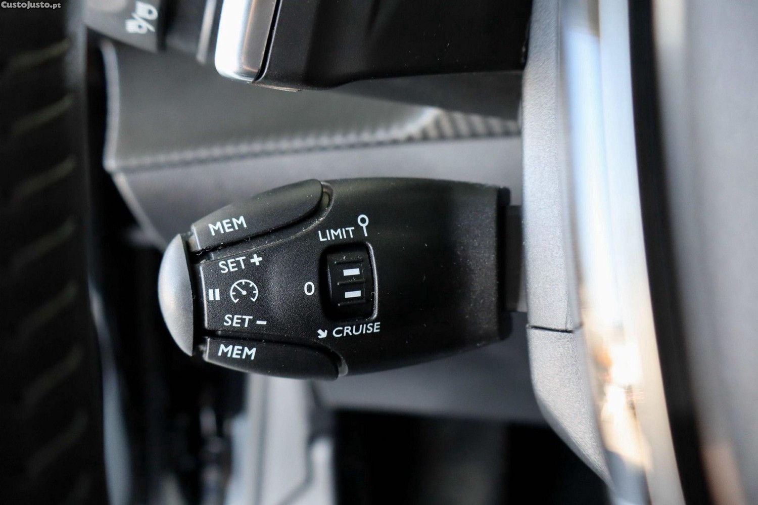 Peugeot 208 1.2 Hybrid Allure e-DCS6 — fotografia 15