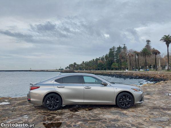 Lexus ES 300h Sport — fotografia 13