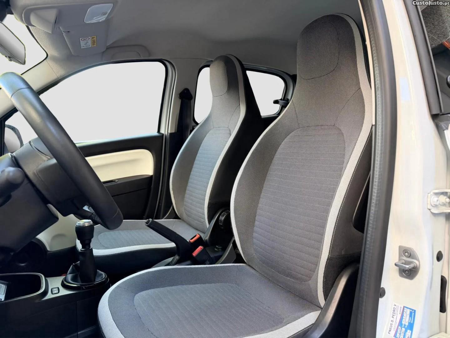 Renault Twingo 1.0 SCe Intens — fotografia 6