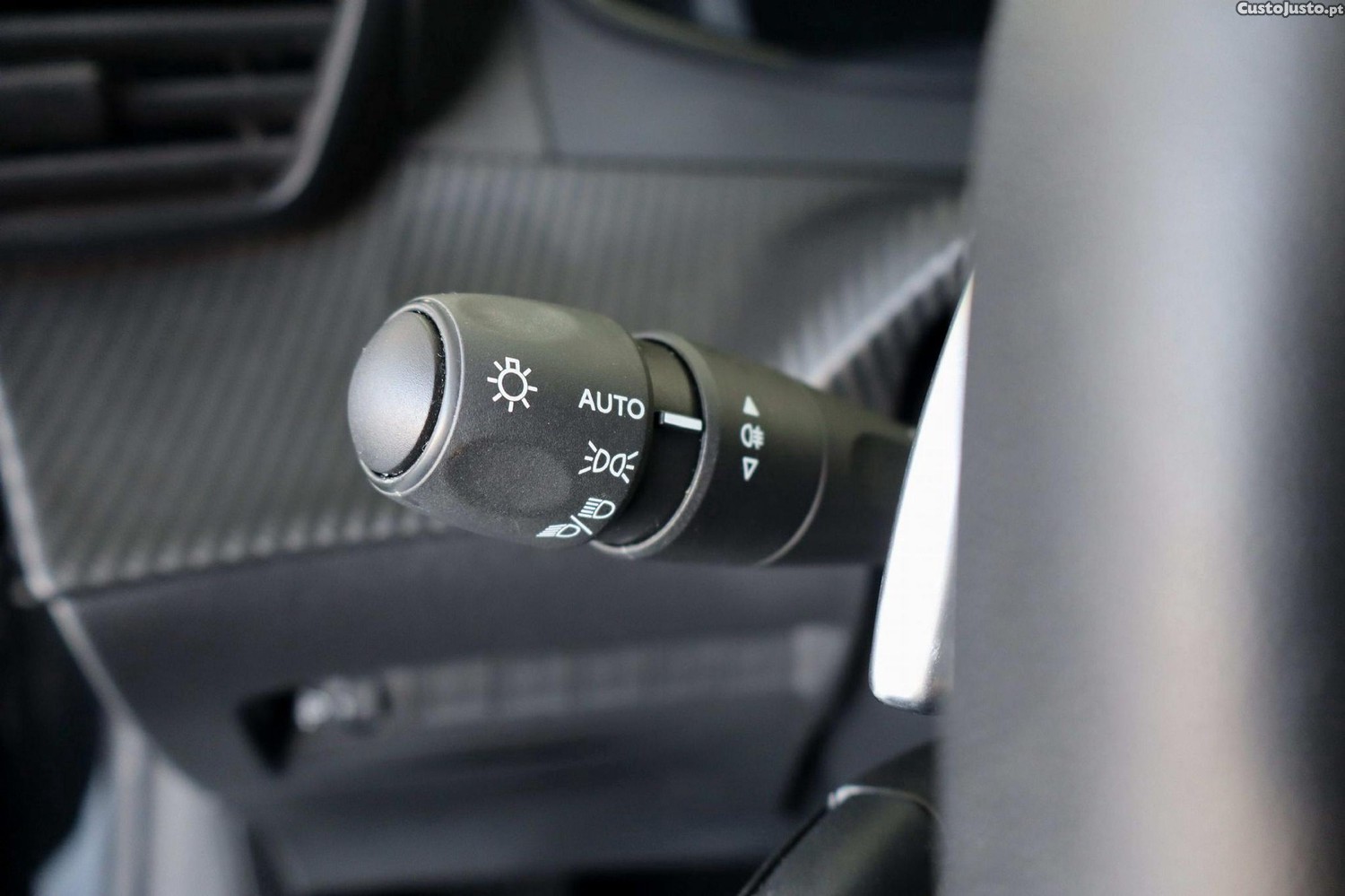 Peugeot 208 1.2 Hybrid Allure e-DCS6 — fotografia 14