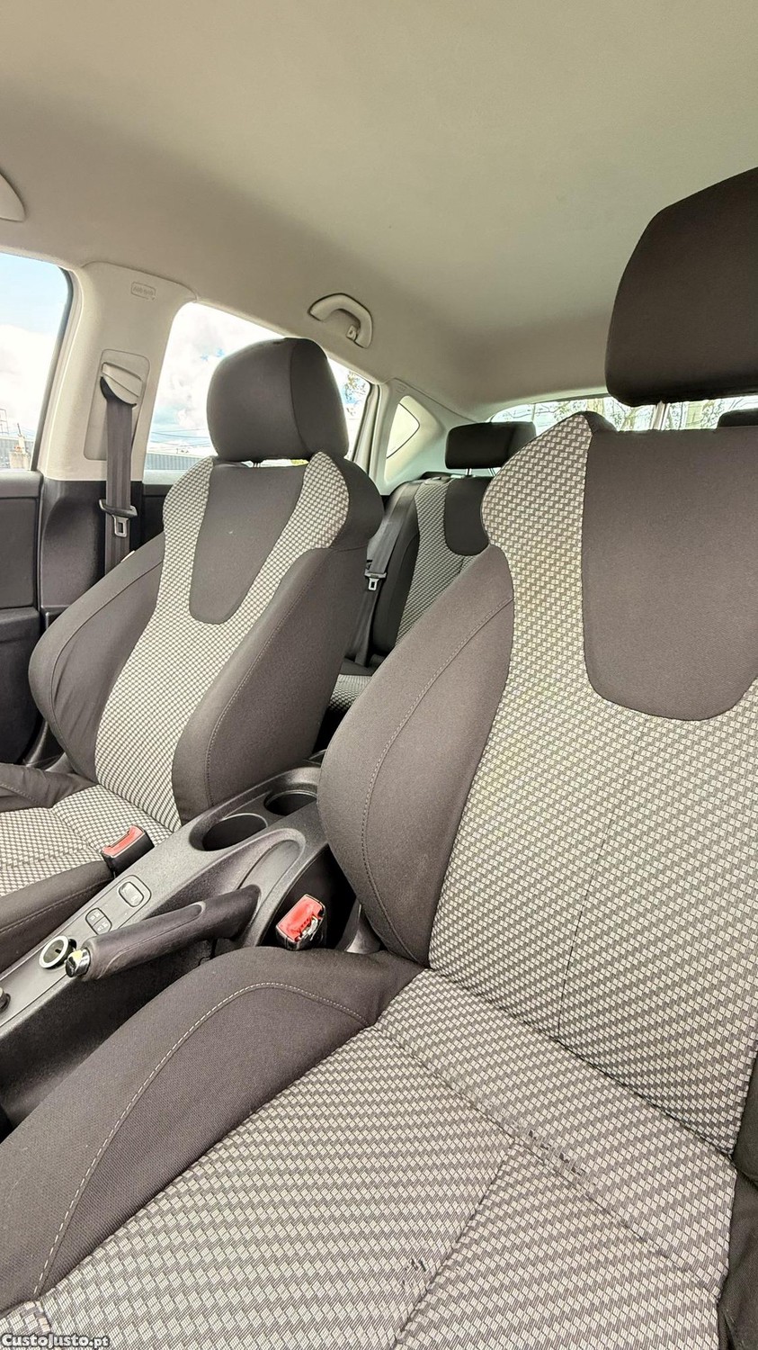 SEAT Leon 1.6 TDI de 2010 — fotografia 5