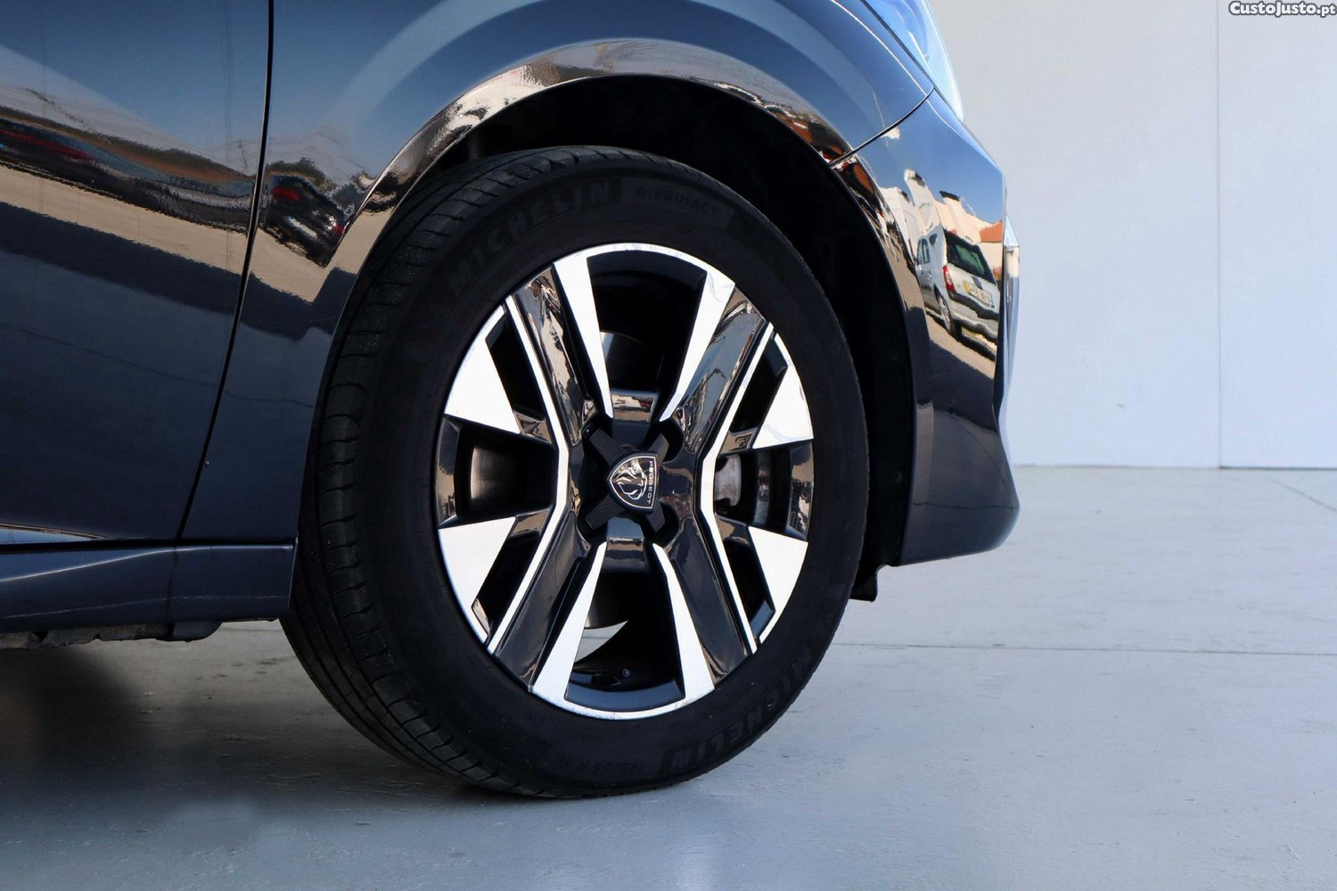 Peugeot 208 1.2 Hybrid Allure e-DCS6 — fotografia 21