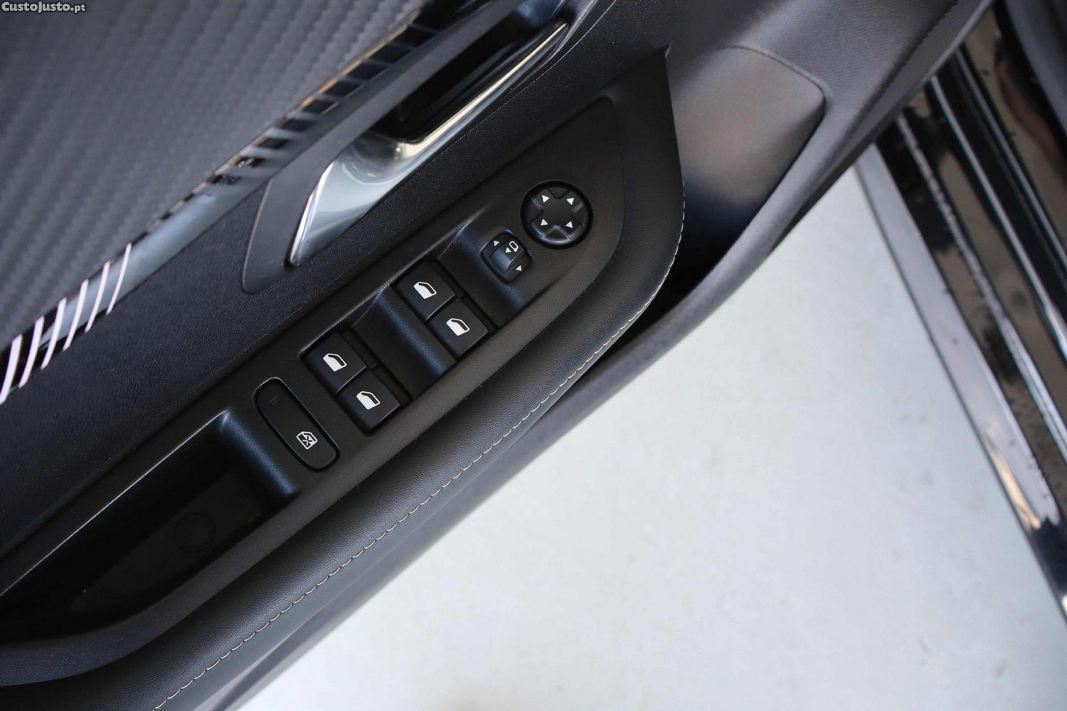 Peugeot 208 1.2 Hybrid Allure e-DCS6 — fotografia 20