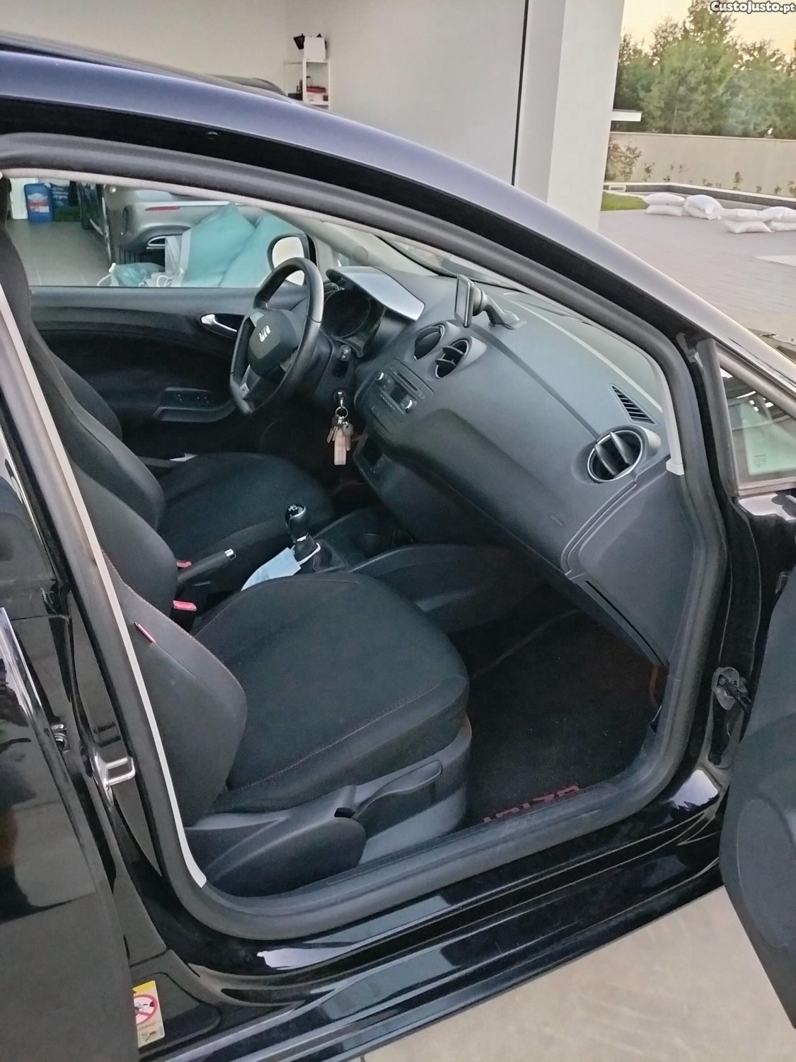 SEAT Ibiza 1.6 TDI 105CV - FR — fotografia 2