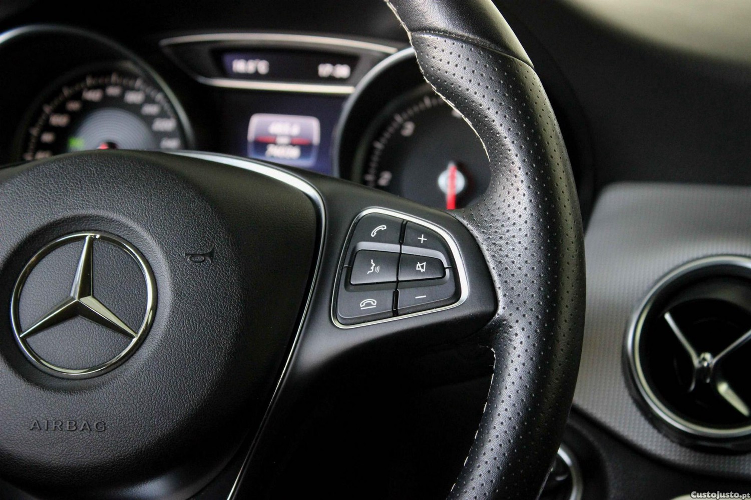 Mercedes-Benz GLA 180 d Urban — fotografia 16