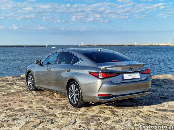 Lexus ES 300h Business — fotografia 19