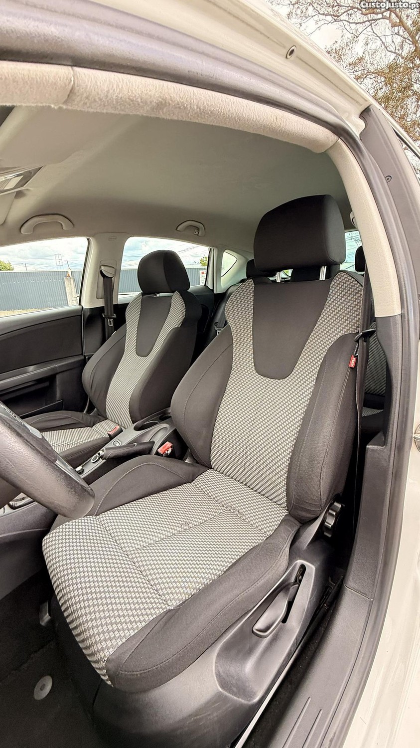 SEAT Leon 1.6 TDI de 2010 — fotografia 4