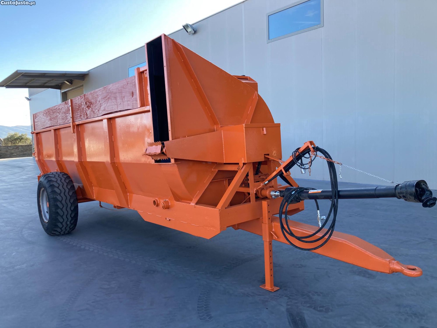 reboque espalhador matéria orgânica ( estrume) para tractor