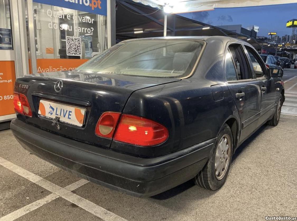 Mercedes-Benz E 200 Elegance — fotografia 3