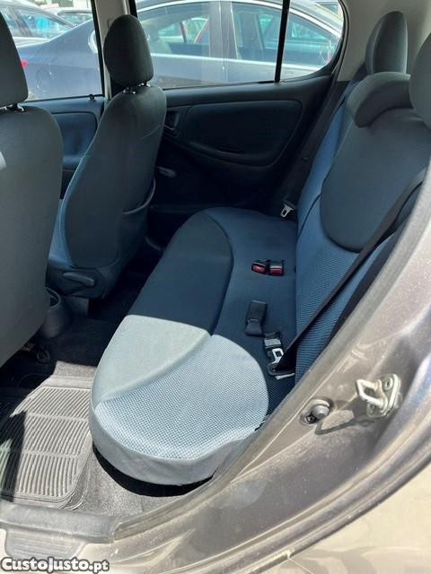 Toyota Yaris 1.0 Terra AC — fotografia 3