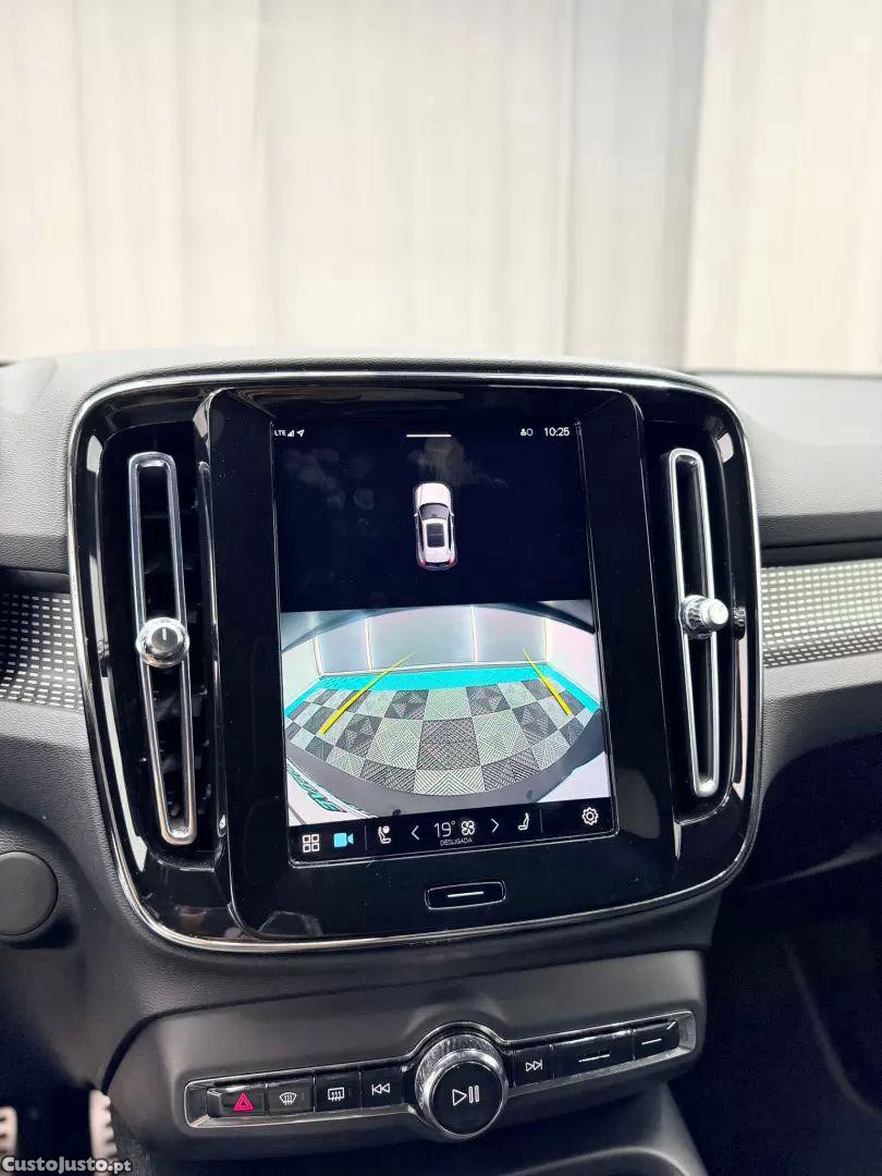 Volvo XC 40 recharge p8 awd r-design — fotografia 3