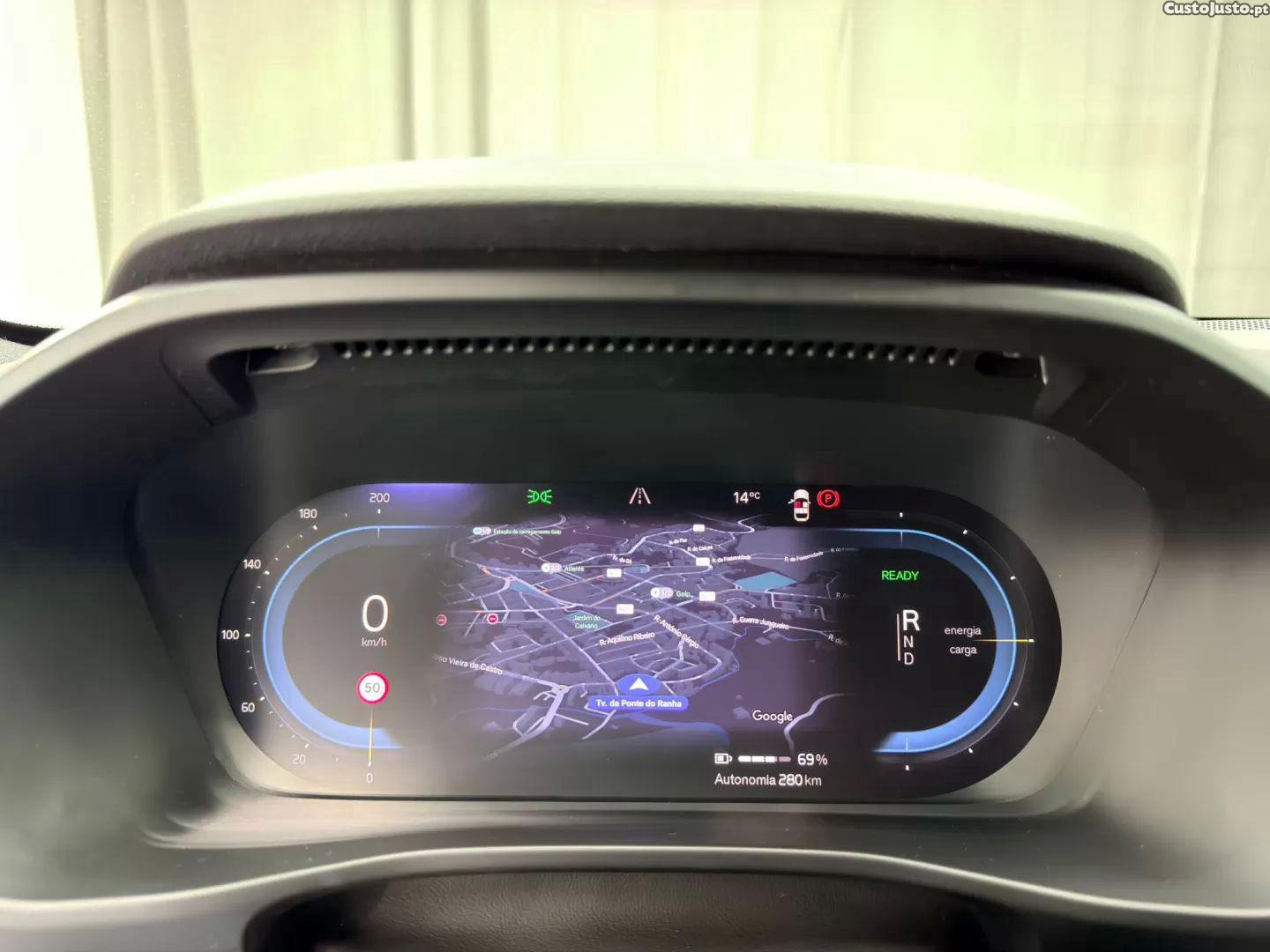 Volvo XC 40 recharge p8 awd r-design — fotografia 2