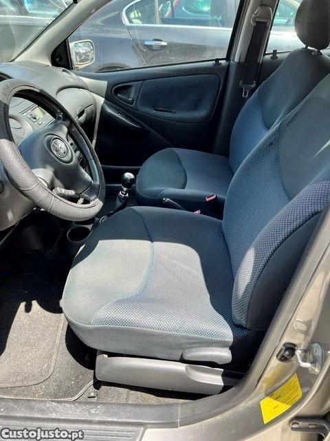 Toyota Yaris 1.0 Terra AC — fotografia 5