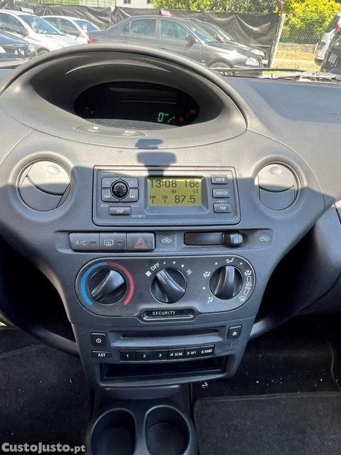 Toyota Yaris 1.0 Terra AC — fotografia 4