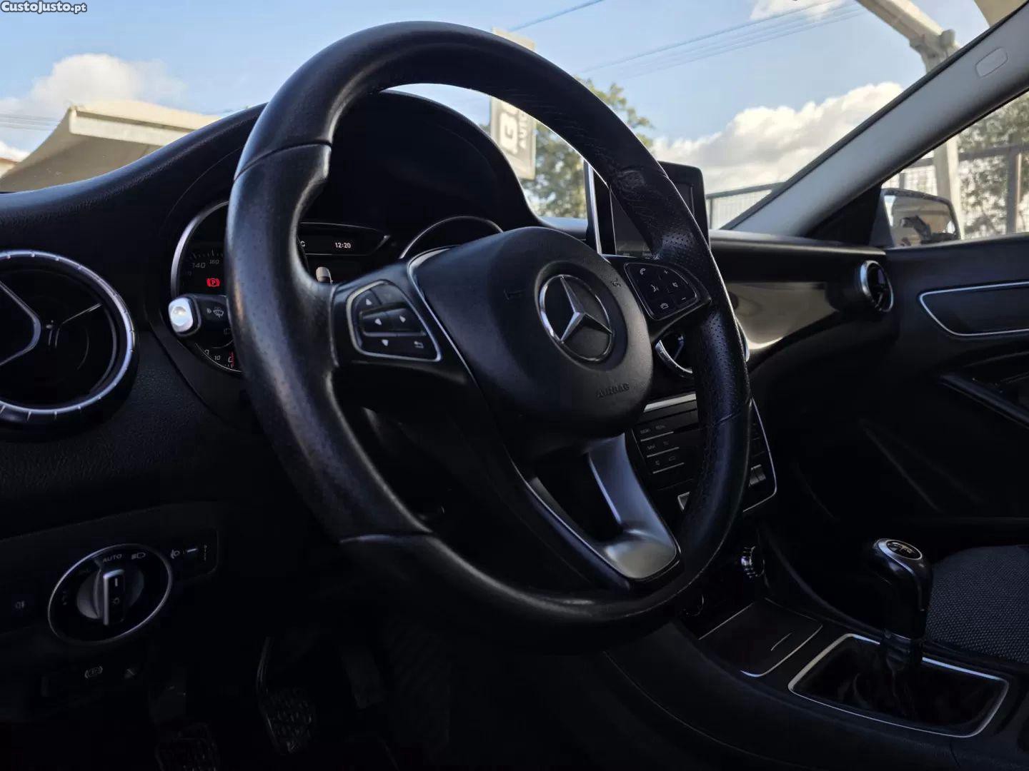 Mercedes-Benz CLA 180 D — fotografia 12