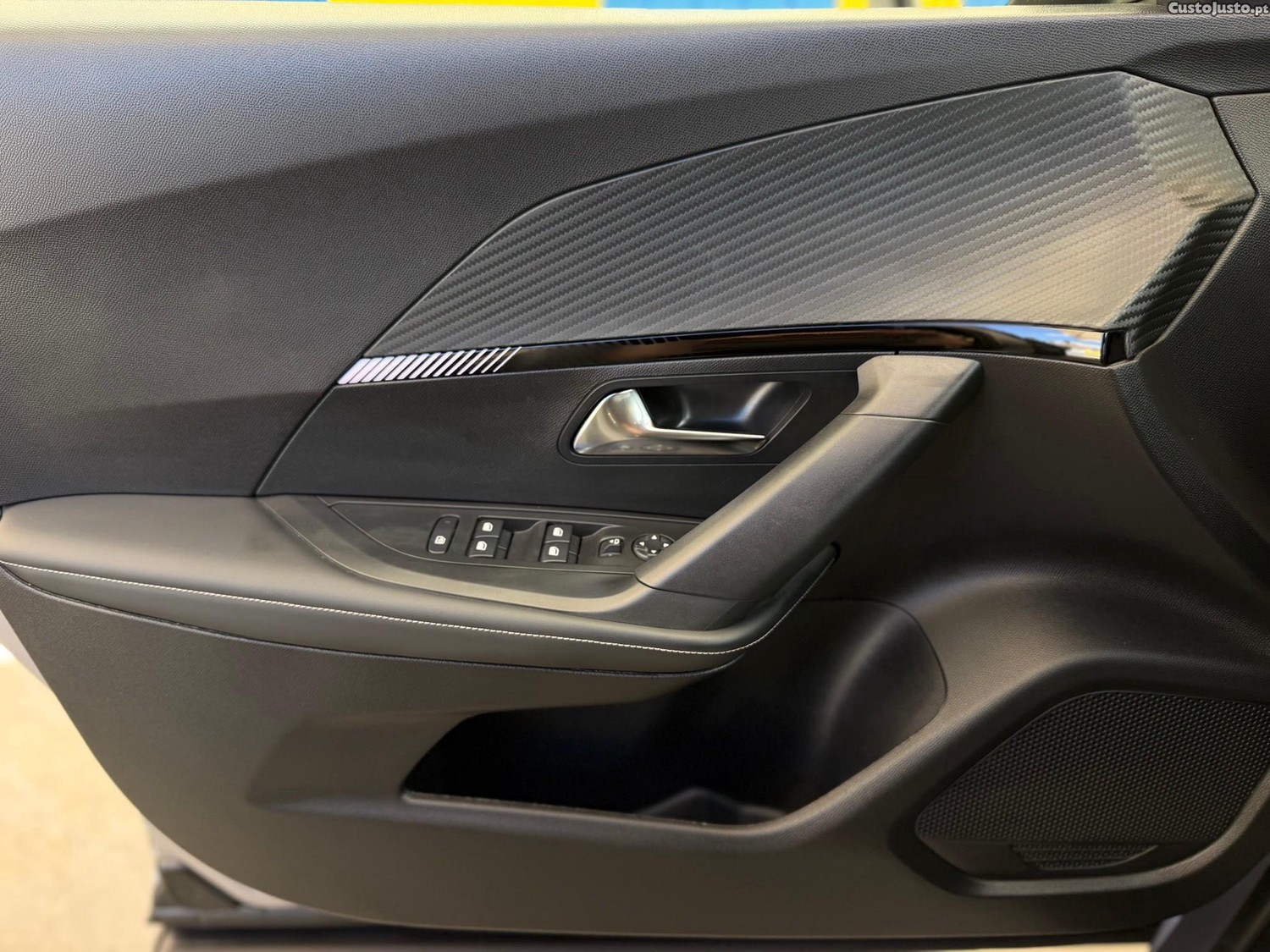 Peugeot 2008 1.2 PureTech Allure EAT8 — fotografia 16