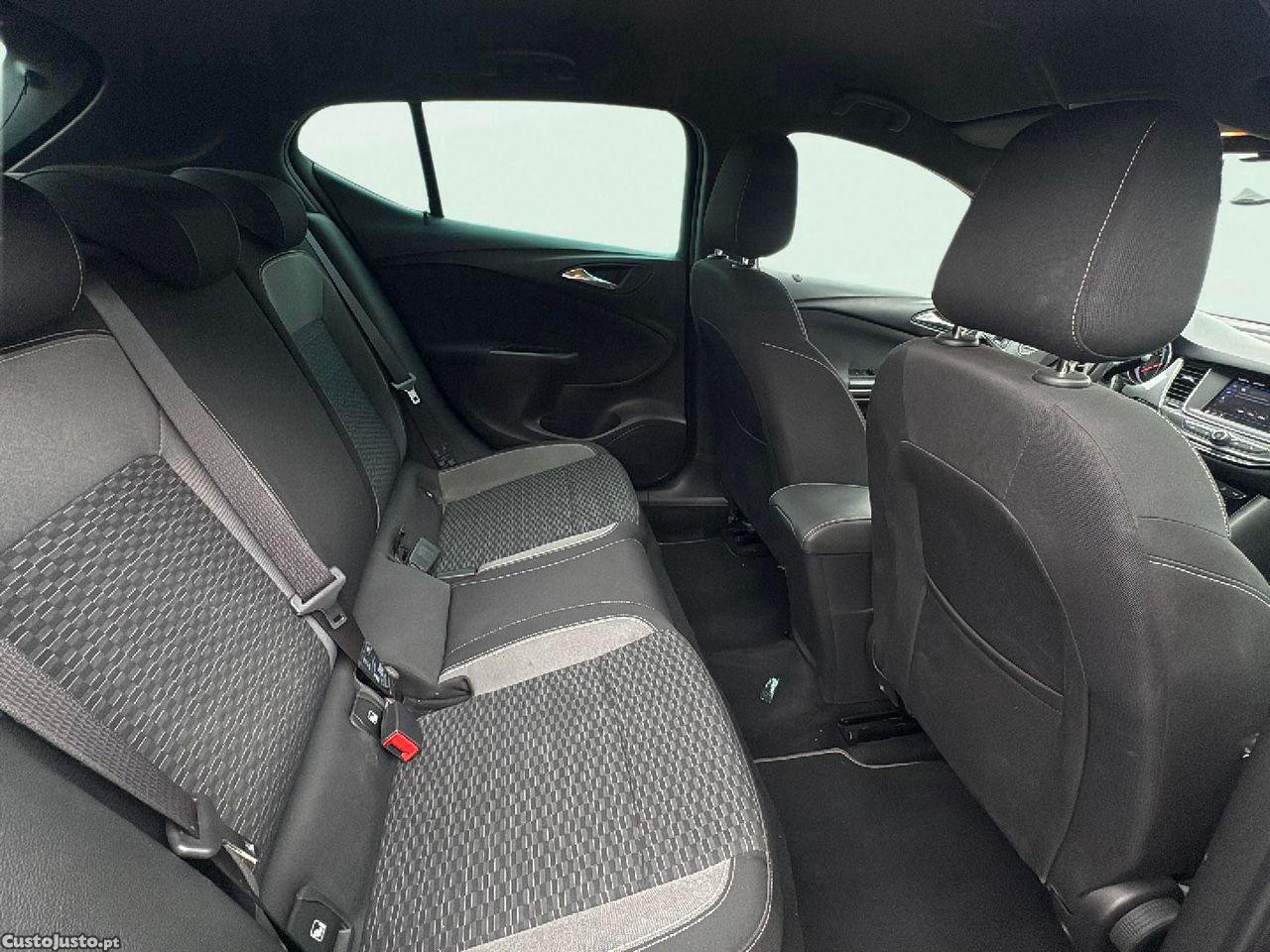 Opel Astra 1.2 T GS Line S/S — fotografia 2
